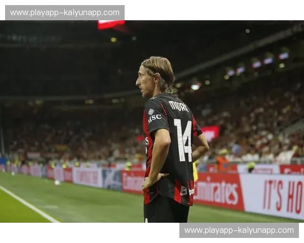 红黑与蓝黑的永恒博弈:在圣西罗的晚风中,读懂米兰城的双重灵魂 红黑与蓝黑的永恒博弈:在圣西罗的晚风中,读懂米兰城的双重灵魂